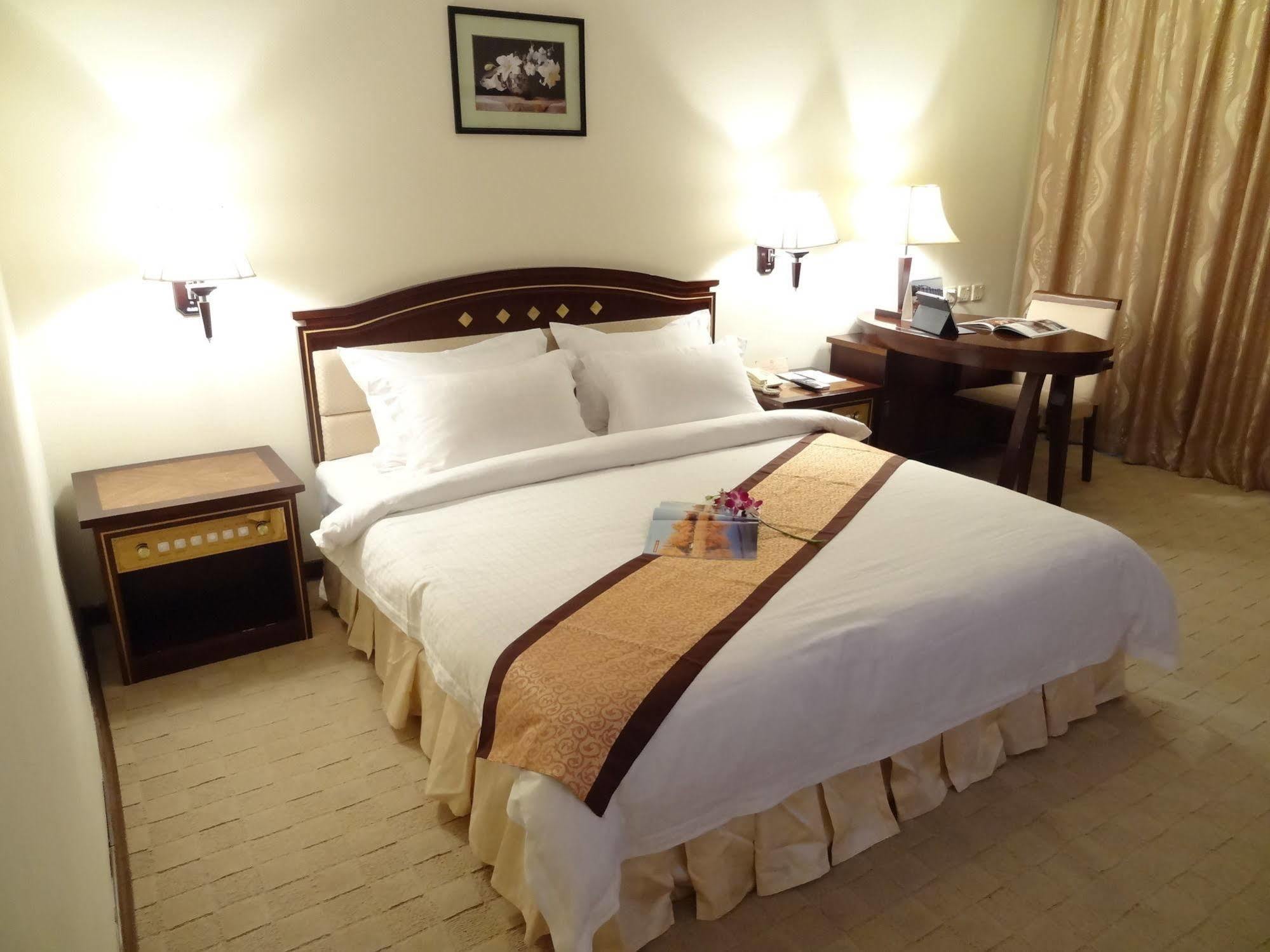 Le President Hotel Пном Пен Екстериор снимка