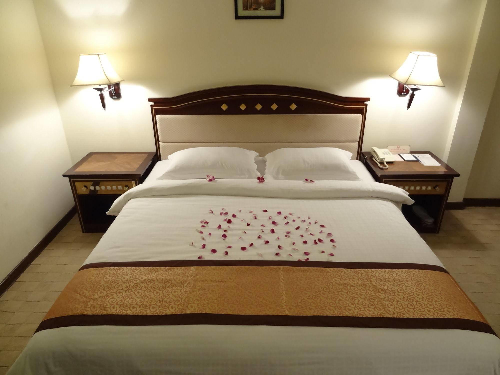Le President Hotel Пном Пен Екстериор снимка